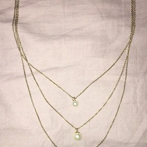 Gold chain with 3 pearls